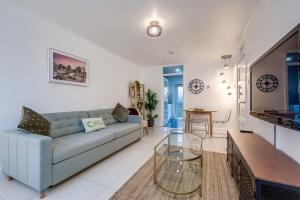 een woonkamer met een bank en een tafel bij Central Belfast Apartments, Salisbury in Belfast +46 foto's