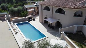 an overhead view of a swimming pool next to a house at Villa Blue Paradise Relax con piscina a pochi minuti da Cagliari e dal mare in Cagliari