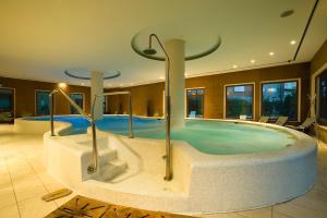 Bazén v ubytování Hotel Villa Ricci & Benessere nebo v jeho okolí