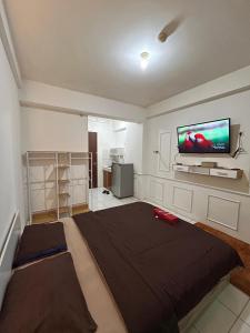 Μια τηλεόραση ή/και κέντρο ψυχαγωγίας στο UVroomOfficial Apartment Riverview Tower Mahakam