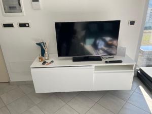 Et tv og/eller underholdning på RivieraRent Charming Villa Alassio with pool and garden