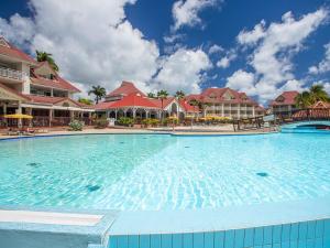 una grande piscina di fronte a un resort di Kay Pampa a Sainte-Luce