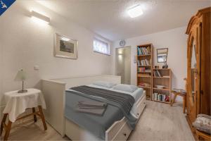 Ένα ή περισσότερα κρεβάτια σε δωμάτιο στο zum Fachwerkhaus