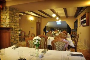 Penzion Přeštěnice في Přeštěnice: غرفة طعام مع طاولة مع الزهور عليها