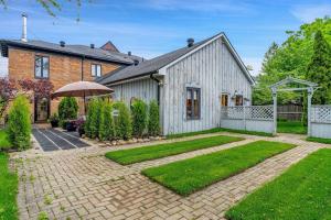 コリングウッドにある1 bedroom Garden Suite with parking, Best Locationの家の前庭