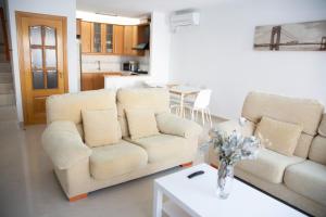 salon z dwiema kanapami i stołem w obiekcie Summer Beach House w mieście Puebla de Farnals
