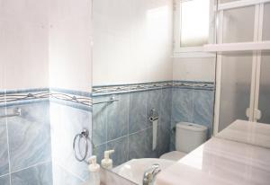 łazienka z toaletą i umywalką w obiekcie Summer Beach House w mieście Puebla de Farnals