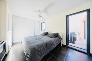 Кровать или кровати в номере T2 récent 45m2, Parking inclus, Clim +7 фотографий