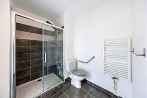 Ванная комната в T2 récent 45m2, Parking inclus, Clim