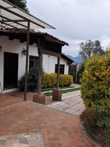 バジェ・デ・ブラボにあるcasa campiranaのポーチ付きの家 +3枚の写真