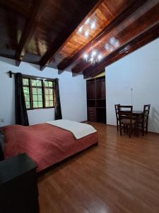 バジェ・デ・ブラボにあるcasa campiranaのベッドとテーブルと椅子のある寝室