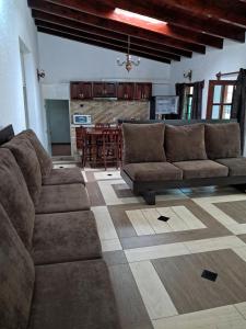 バジェ・デ・ブラボにあるcasa campiranaのソファとテーブルのあるリビングルーム