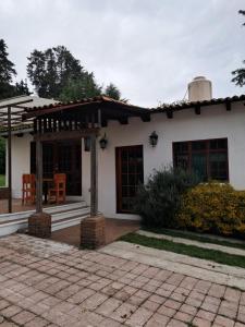 バジェ・デ・ブラボにあるcasa campiranaのパーゴラ付きホワイトハウス