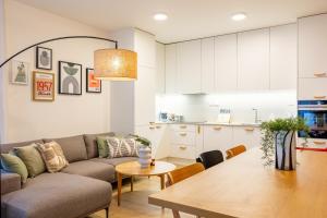 una sala de estar con un sofá y una mesa en Spacious 3BR - 2 Parking Spots, Full Kitchen, by Gravity Prague, en Praga