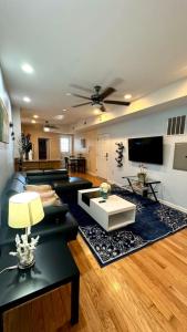 Televisyen dan/atau pusat hiburan di Modern Cozy Huge Balcony in Heart of Passyunk