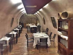 un restaurante con mesas y sillas en un túnel en Hotel Castillo El Collado, en Laguardia 37 fotos más