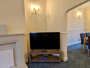 Μια τηλεόραση ή/και κέντρο ψυχαγωγίας στο Amazing House With Free Parking