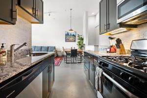 Køkken eller tekøkken på Furnished Loft Style Apartment in Southend + 61 billeder