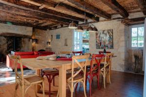 Fotografie z fotogalerie ubytování Coeur de village, maison pour 8 avec piscine v destinaci Coly