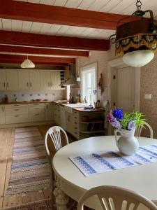 ภาพในคลังภาพของ Naturnära boende med 6 sovplatser och 120 m2 på Ängaröds Gård ในLjungbyhed