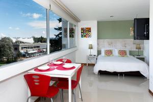Rúm í herbergi á LLanogrande Apartamento Estudio Puerto Bulevar
