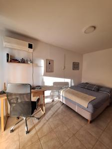 Un dormitorio con una cama, un escritorio y una silla. en Experiencia La Trancera, en Mendoza 15 fotos más