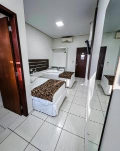 Postel nebo postele na pokoji v ubytování Papagaio Hotel