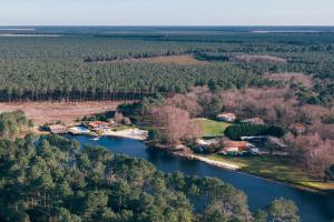 Photo de la galerie de l'établissement Villa avec vue sur le lac Domaine de Pitrot, à Lacanau 5 autres photos