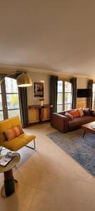 a large living room with a couch and a table at Superbe appartement traversant 132m2, classé 5 étoiles, Sarlat centre in Sarlat-la-Canéda