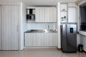Eldhús eða eldhúskrókur á LLanogrande Apartamento Estudio Puerto Bulevar