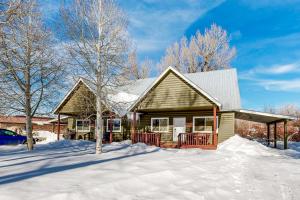 ein Haus mit Schnee davor in der Unterkunft The Great Escape in Gunnison in Gunnison