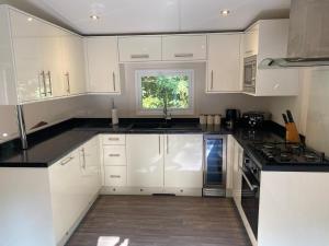 Nhà bếp/bếp nhỏ tại Oak Tree Lodge with Hot Tub near Alton Towers +31 ảnh
