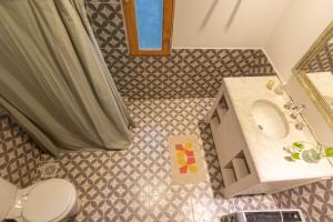 Un baño pequeño con lavabo e inodoro. en Villa Pancha, en Victoria 22 fotos más