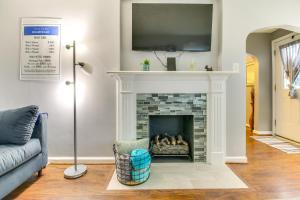 Televisyen dan/atau pusat hiburan di Walk to Main Street Charming Bellevue Home