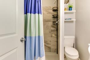 Bilik mandi di Walk to Main Street Charming Bellevue Home +20 gambar