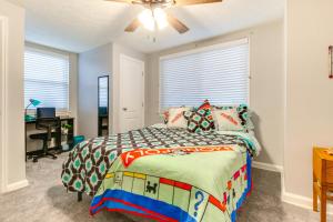 Katil atau katil-katil dalam bilik di Walk to Main Street Charming Bellevue Home