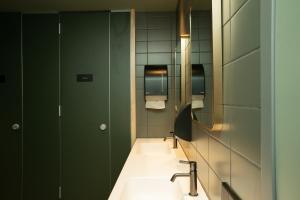 The Elephant Hostel的一间浴室