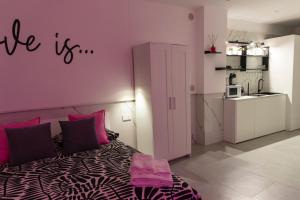 Un dormitorio con una cama con un cartel que dice vivimos en Antoine Suite Room, en Bari 15 fotos más