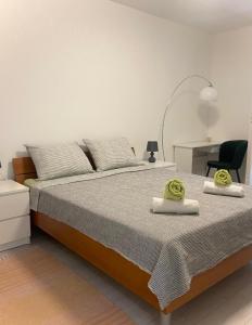 Un dormitorio con una cama con dos toallas encima. en Apartman Bubi, en Zadar