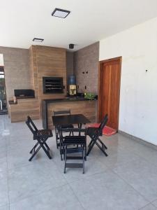 Un comedor con una mesa y sillas en una habitación. en Casa de praia Brisa das Amendoeiras, en Palhoça