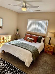 Un dormitorio con una cama grande con ventilador de techo. en Grand Residence - Spacious Retreat - 3 bed, 2 bath, en Prescott 20 fotos más