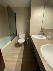 Koupelna v ubytování Rothornblick 25 "renoviert" by Arosa Holiday