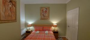 Postel nebo postele na pokoji v ubytování The Enigma - 2 Master bedrooms sleeps 6