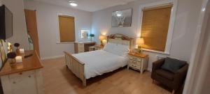 Postel nebo postele na pokoji v ubytování The Enigma - 2 Master bedrooms sleeps 6