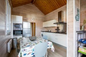 - une cuisine avec une table dans une petite pièce dans l'établissement La Cabane 18 petit cocon de rêve, à Andernos-les-Bains