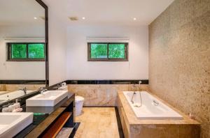 ein Badezimmer mit zwei Waschbecken und zwei Spiegeln in der Unterkunft 2 Bedroom Very Private and Tranquil Villa Nature SDV004-By Samui Dream Villas in Mae Nam + 19 Fotos