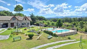 a yard with a pool and a house at Cabañas Cerro Colonial in Trapiche