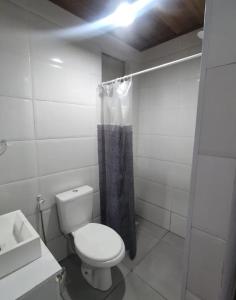 Bilik mandi di Suíte da Vila