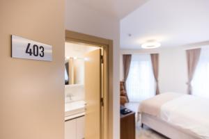 Krevet ili kreveti u jedinici u okviru objekta Deluxe Appart & Hotel Zürich Kreis 4