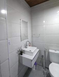Bilik mandi di Suíte da Vila